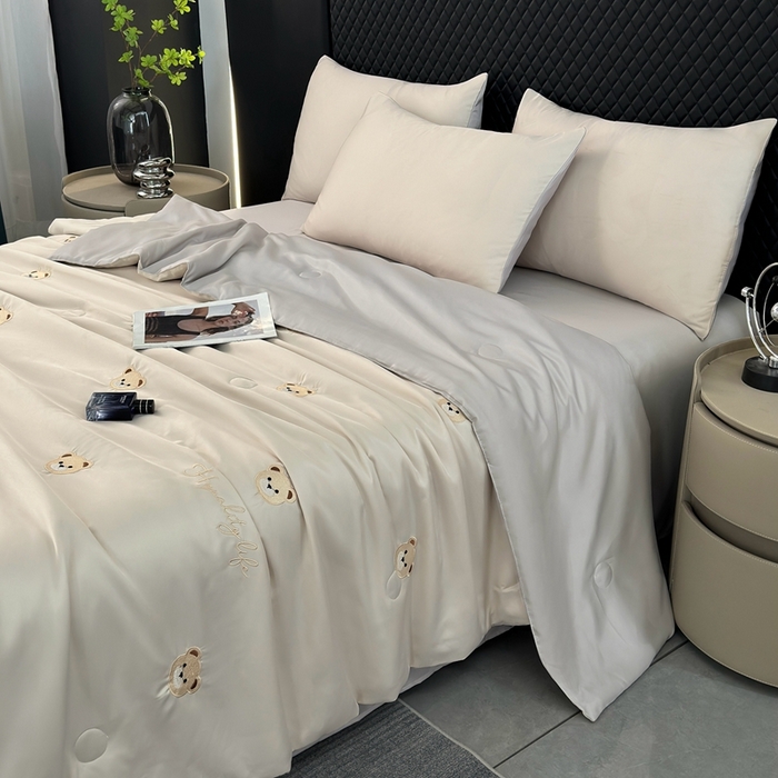 91家纺网 家纺一手货源 找家纺 益多眠 2026新款水洗真丝刺绣夏被夏凉被空调被四件套 小熊-梧桐灰