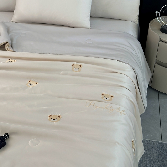 91家纺网 家纺一手货源 找家纺 益多眠 2026新款水洗真丝刺绣夏被夏凉被空调被四件套 小熊-梧桐灰