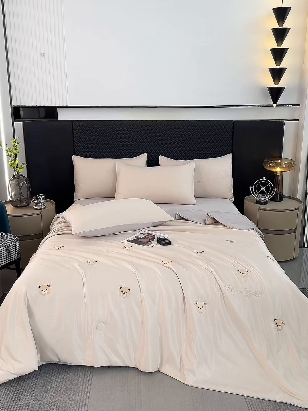 91家纺网 家纺一手货源 找家纺 益多眠 2026新款水洗真丝刺绣夏被夏凉被空调被四件套 小熊-梧桐灰