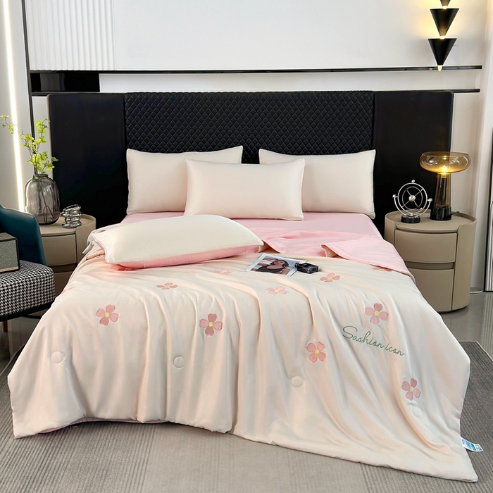 91家纺网 家纺一手货源 找家纺 益多眠 2026新款水洗真丝刺绣夏被夏凉被空调被四件套 幸运花瓣-奶白粉