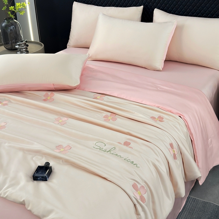 91家纺网 家纺一手货源 找家纺 益多眠 2026新款水洗真丝刺绣夏被夏凉被空调被四件套 幸运花瓣-奶白粉