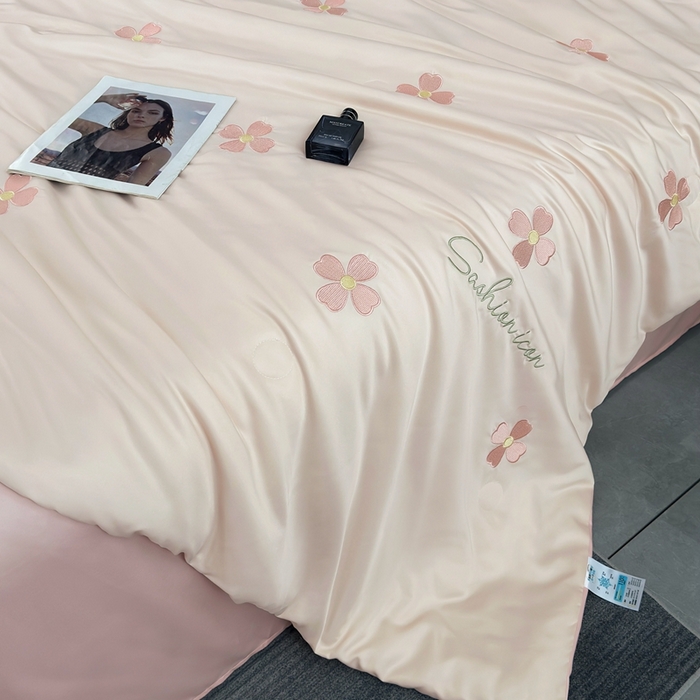 91家纺网 家纺一手货源 找家纺 益多眠 2026新款水洗真丝刺绣夏被夏凉被空调被四件套 幸运花瓣-奶白粉