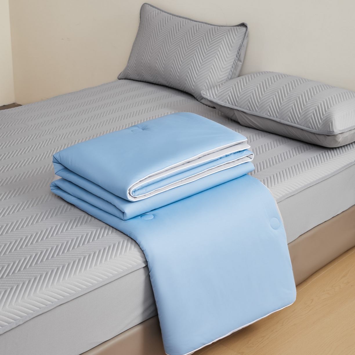 91家纺网 家纺一手货源 找家纺 绒城 2026新款冰爽系列-凉感丝夏被四件套 海蓝