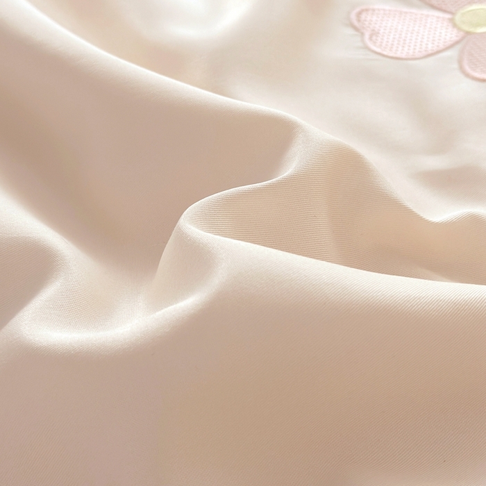 91家纺网 家纺一手货源 找家纺 益多眠 2026新款水洗真丝刺绣夏被夏凉被空调被四件套 幸运花瓣-奶白粉