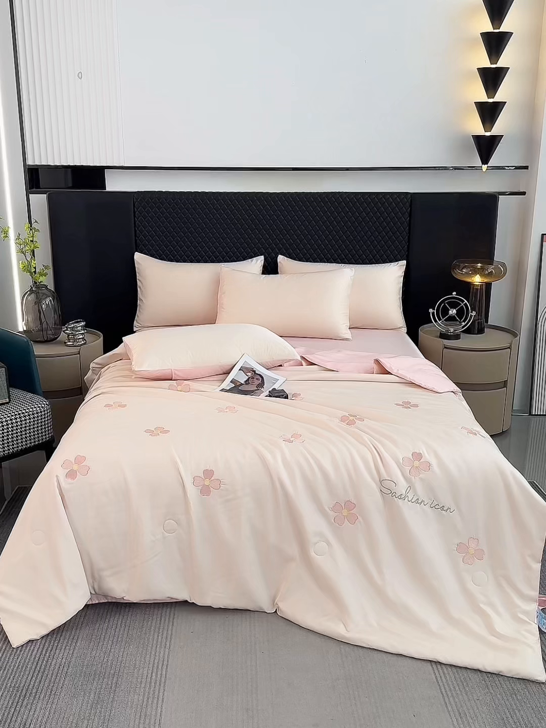 91家纺网 家纺一手货源 找家纺 益多眠 2026新款水洗真丝刺绣夏被夏凉被空调被四件套 幸运花瓣-奶白粉