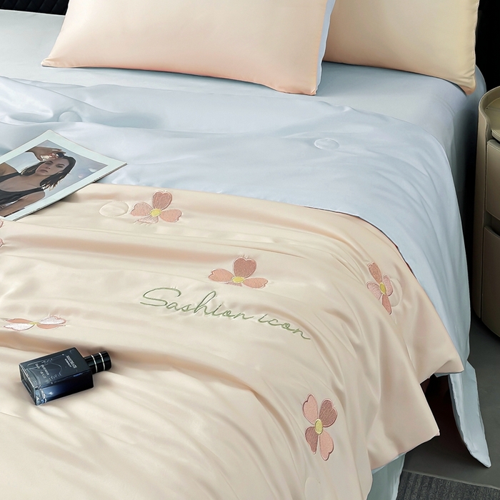 91家纺网 家纺一手货源 找家纺 益多眠 2026新款水洗真丝刺绣夏被夏凉被空调被四件套 幸运花瓣-奶白兰