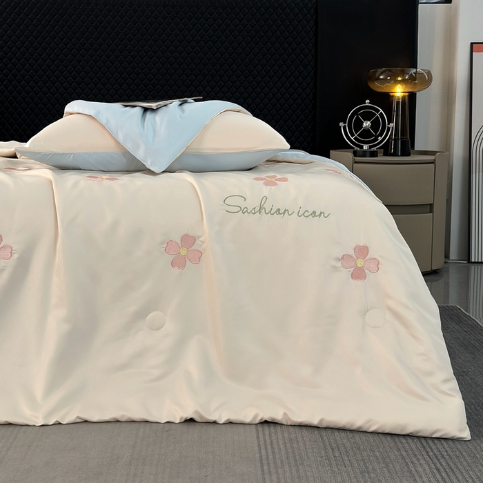 91家纺网 家纺一手货源 找家纺 益多眠 2026新款水洗真丝刺绣夏被夏凉被空调被四件套 幸运花瓣-奶白兰