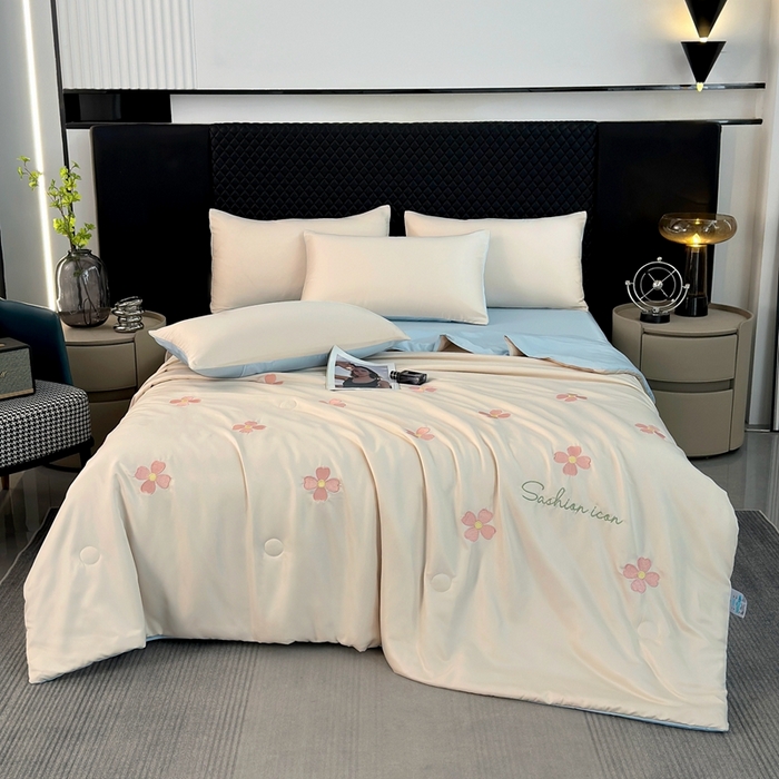 91家纺网 家纺一手货源 找家纺 益多眠 2026新款水洗真丝刺绣夏被夏凉被空调被四件套 幸运花瓣-奶白兰