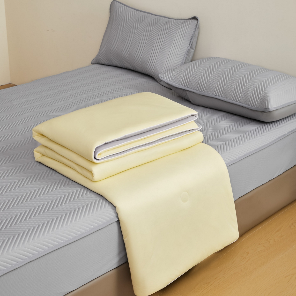 91家纺网 家纺一手货源 找家纺 绒城 2026新款冰爽系列-凉感丝夏被四件套 嫩黄