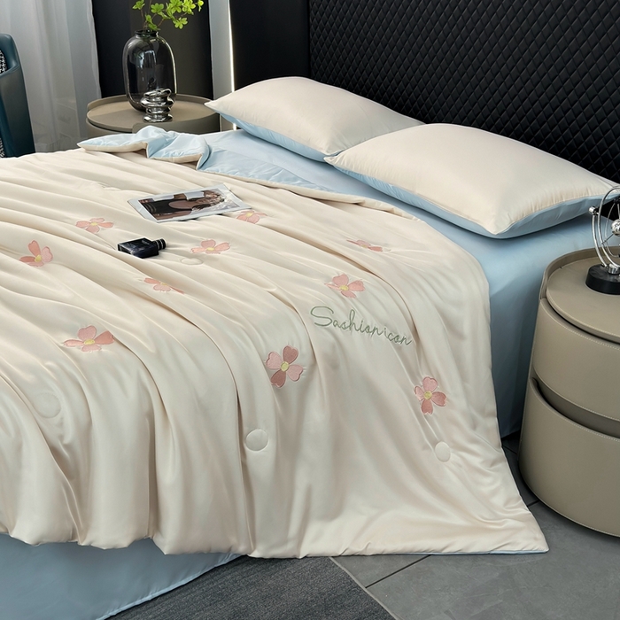 91家纺网 家纺一手货源 找家纺 益多眠 2026新款水洗真丝刺绣夏被夏凉被空调被四件套 幸运花瓣-奶白兰