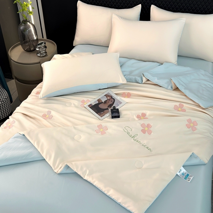 91家纺网 家纺一手货源 找家纺 益多眠 2026新款水洗真丝刺绣夏被夏凉被空调被四件套 幸运花瓣-奶白兰