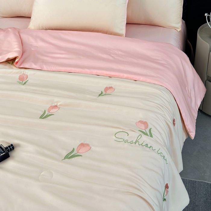 91家纺网 家纺一手货源 找家纺 益多眠 2026新款水洗真丝刺绣夏被夏凉被空调被四件套 郁金香-奶白粉