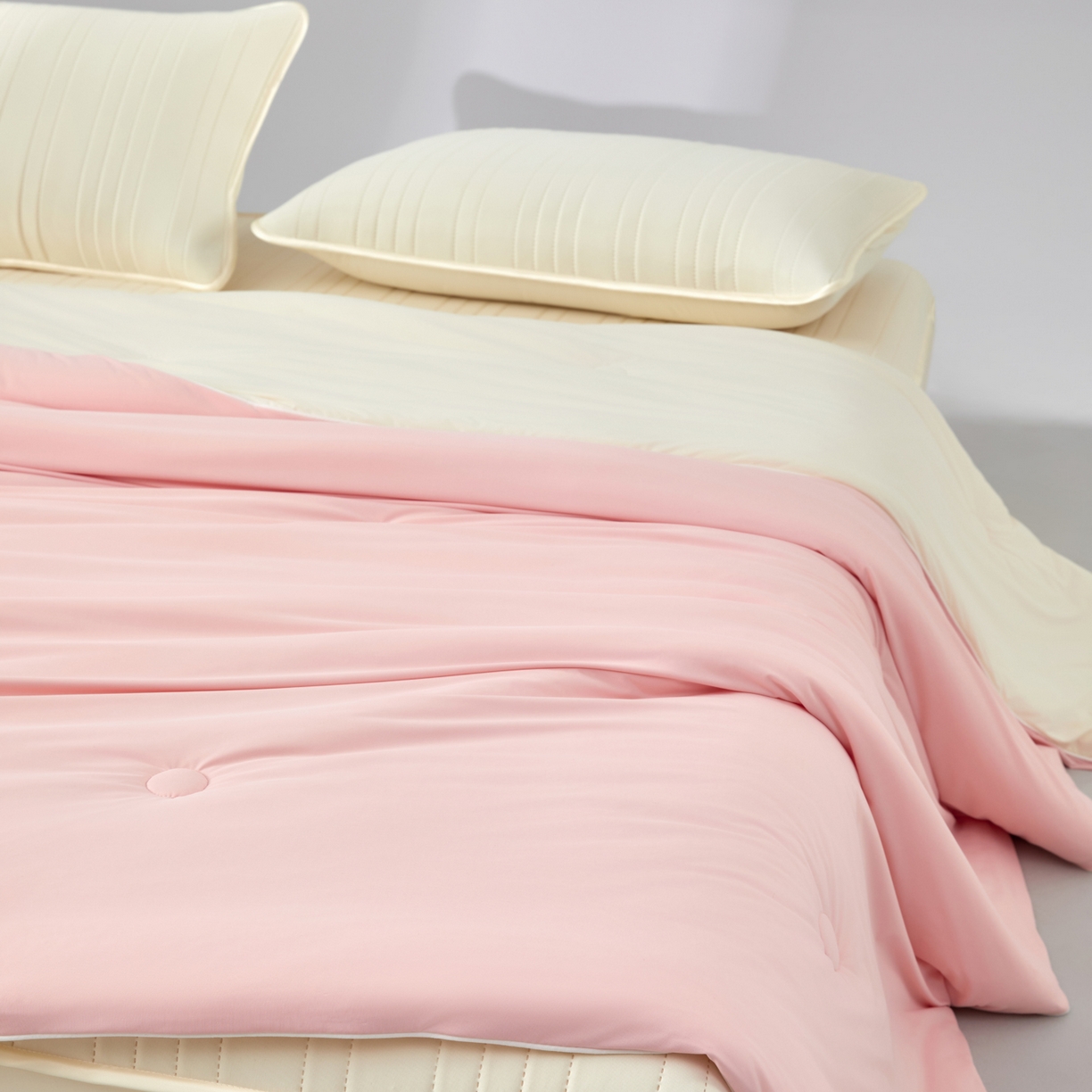 91家纺网 家纺一手货源 找家纺 绒城  2026 真凉感 真锦氨 锦氨凉感夏被四件套 锦纶凉感丝夏凉被 - 冰皮系列 冰皮粉玉