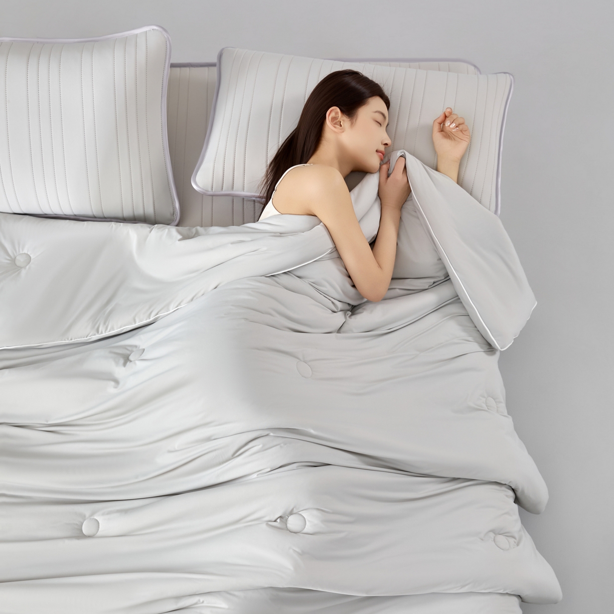 91家纺网 家纺一手货源 找家纺 绒城  2026 真凉感 真锦氨 锦氨凉感夏被四件套 锦纶凉感丝夏凉被 - 冰皮系列 冰皮浅灰