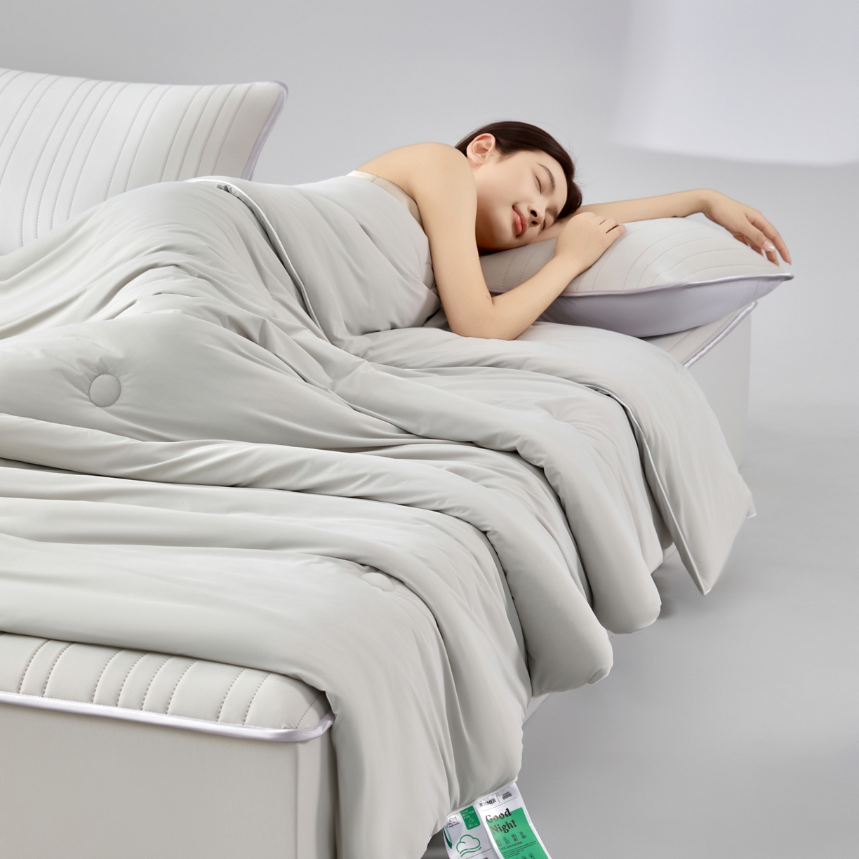 91家纺网 家纺一手货源 找家纺 绒城  2026 真凉感 真锦氨 锦氨凉感夏被四件套 锦纶凉感丝夏凉被 - 冰皮系列 冰皮浅灰