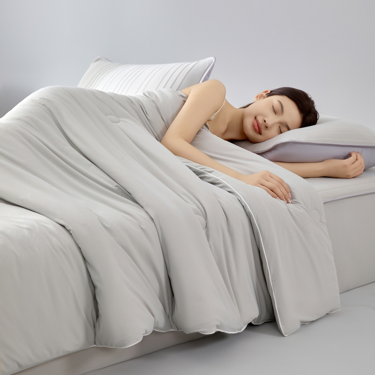 91家纺网 家纺一手货源 找家纺 绒城  2026 真凉感 真锦氨 锦氨凉感夏被四件套 锦纶凉感丝夏凉被 - 冰皮系列 冰皮浅灰