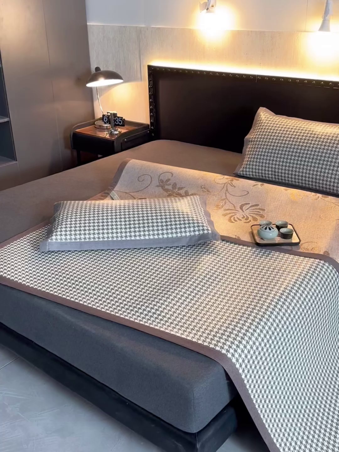 91家纺网 家纺一手货源 找家纺 苏迪网销供货 2026年新款凉席全包双面藤席反面冰丝席 千鸟格-灰