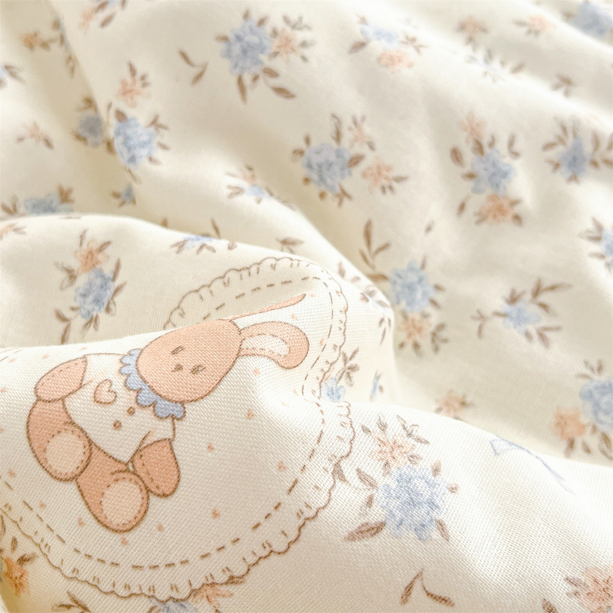 91家纺网 家纺一手货源 找家纺 盛秋家纺 2026新款三角针水洗棉贝壳边印花夏被系列 安妮小兔+天空蓝