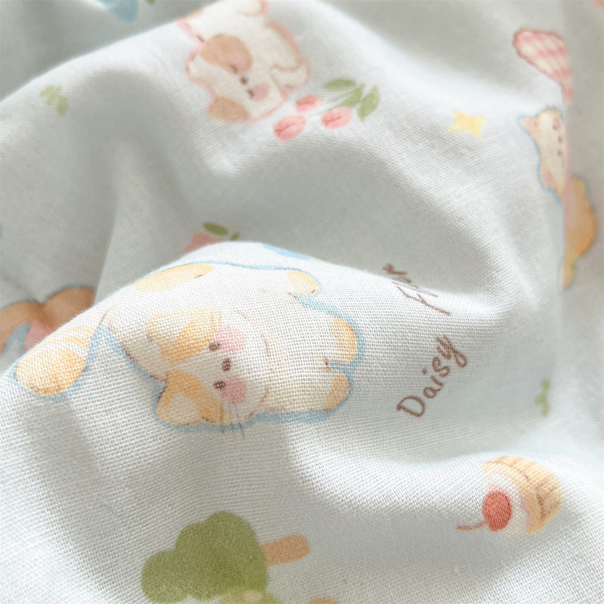 91家纺网 家纺一手货源 找家纺 盛秋家纺 2026新款三角针水洗棉贝壳边印花夏被系列 猫咪乐园+奶油粉