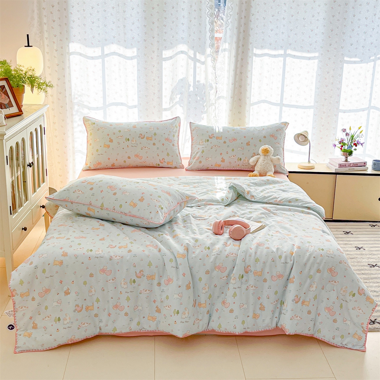 91家纺网 家纺一手货源 找家纺 盛秋家纺 2026新款三角针水洗棉贝壳边印花夏被系列 猫咪乐园+奶油粉