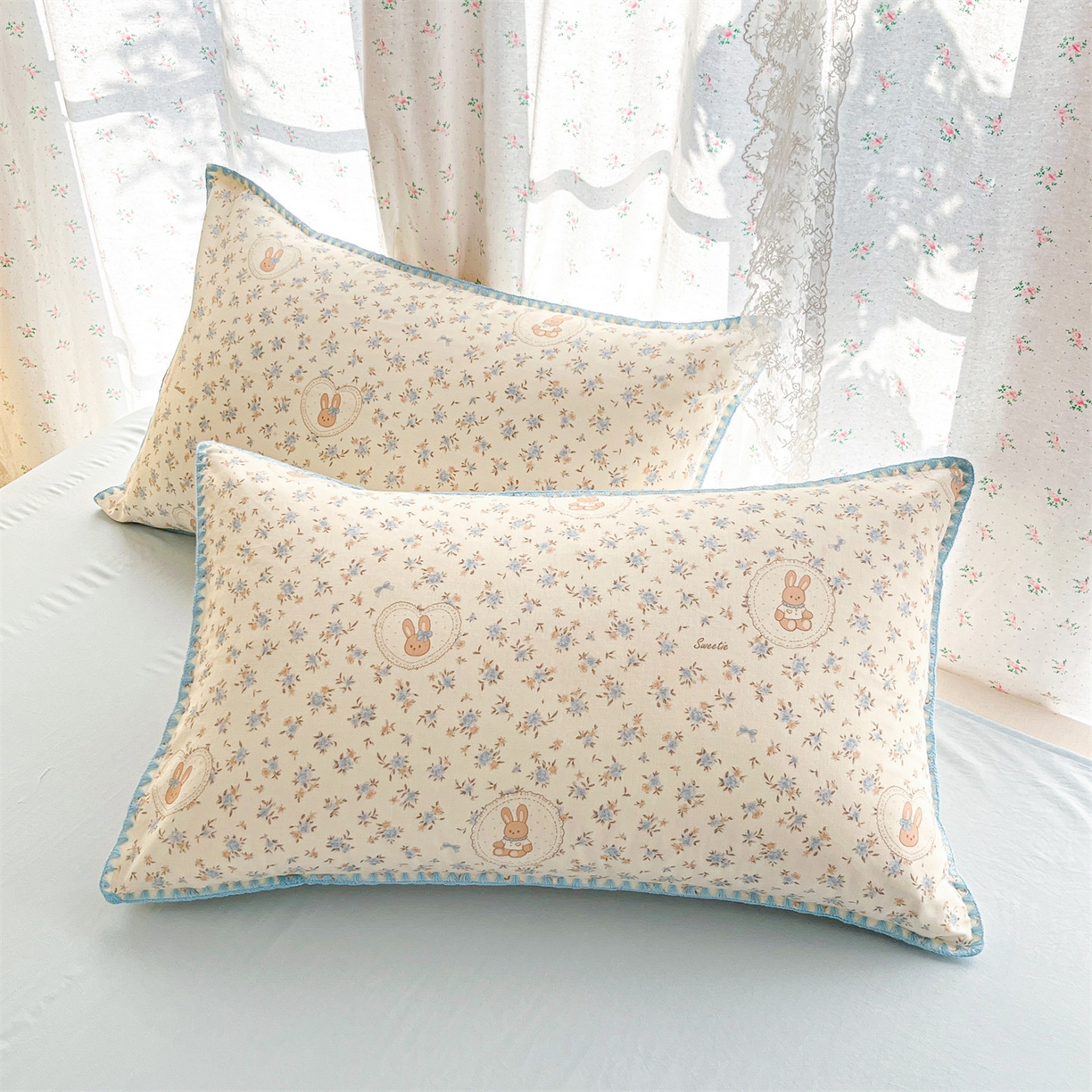 91家纺网 家纺一手货源 找家纺 盛秋家纺 2026新款三角针水洗棉贝壳边印花夏被系列 安妮小兔+天空蓝