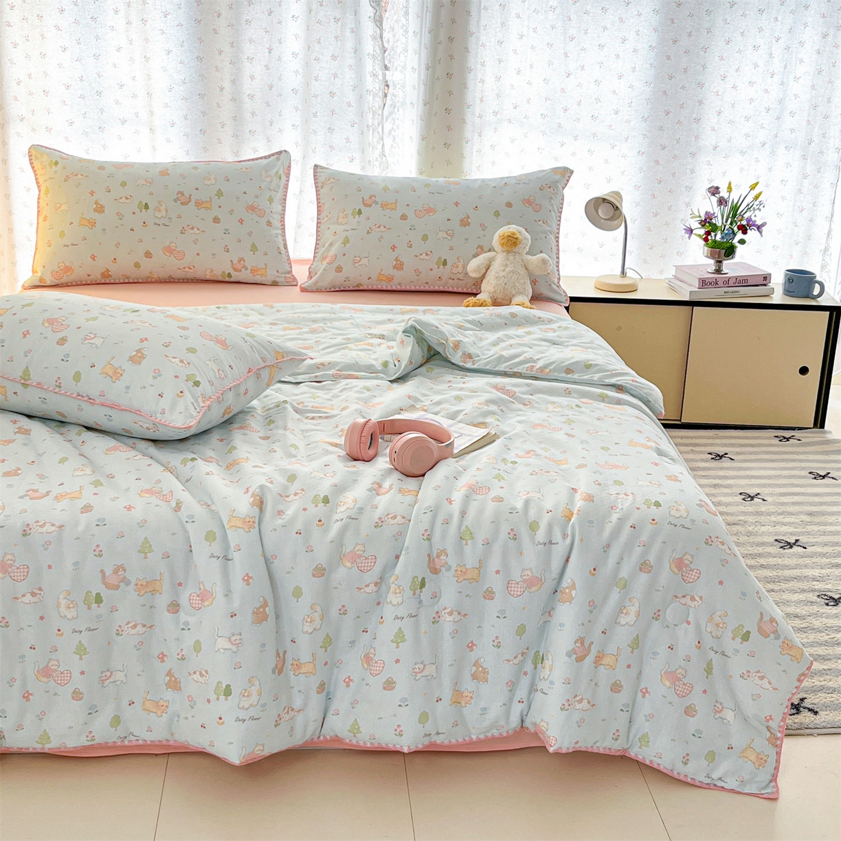 91家纺网 家纺一手货源 找家纺 盛秋家纺 2026新款三角针水洗棉贝壳边印花夏被系列 猫咪乐园+奶油粉