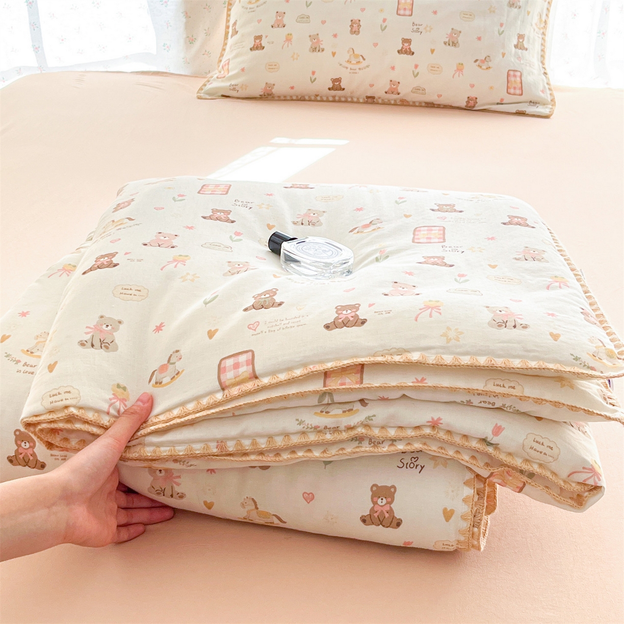 盛秋家纺 2026新款三角针水洗棉贝壳边印花夏被系列 治愈小熊+奶茶