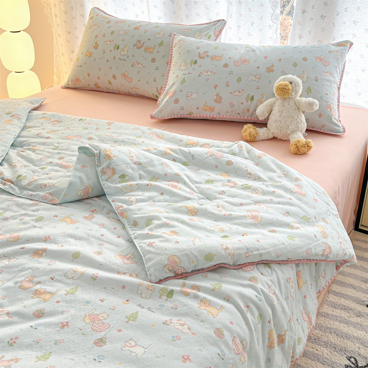 91家纺网 家纺一手货源 找家纺 盛秋家纺 2026新款三角针水洗棉贝壳边印花夏被系列 猫咪乐园+奶油粉