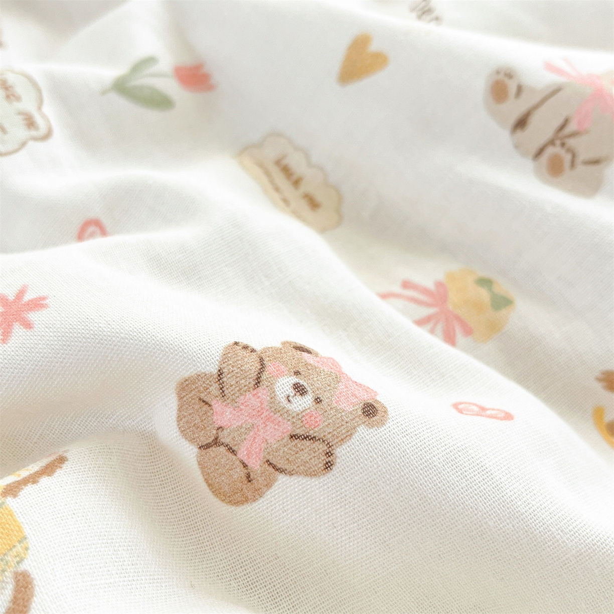 91家纺网 家纺一手货源 找家纺 盛秋家纺 2026新款三角针水洗棉贝壳边印花夏被系列 治愈小熊+奶茶