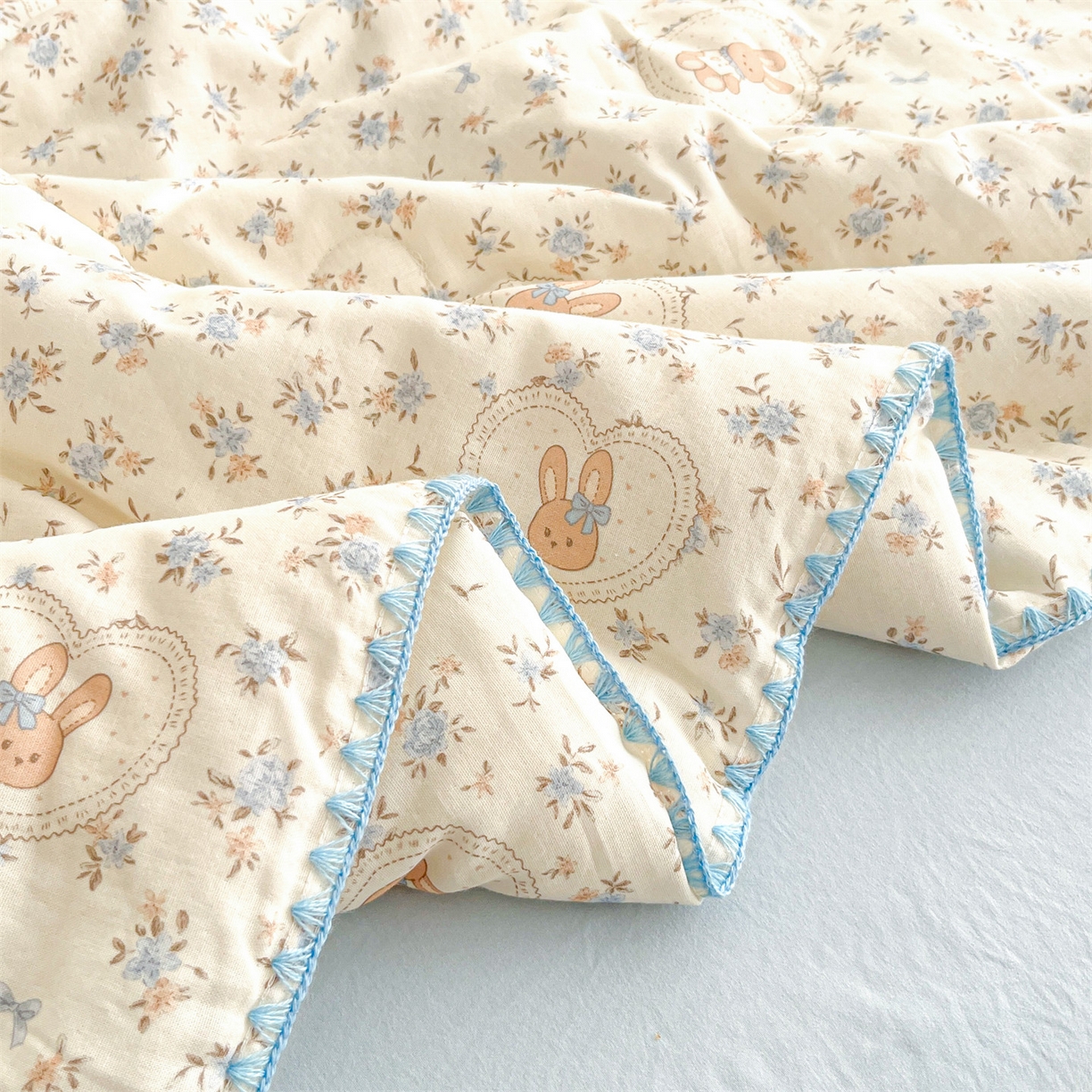 91家纺网 家纺一手货源 找家纺 盛秋家纺 2026新款三角针水洗棉贝壳边印花夏被系列 安妮小兔+天空蓝