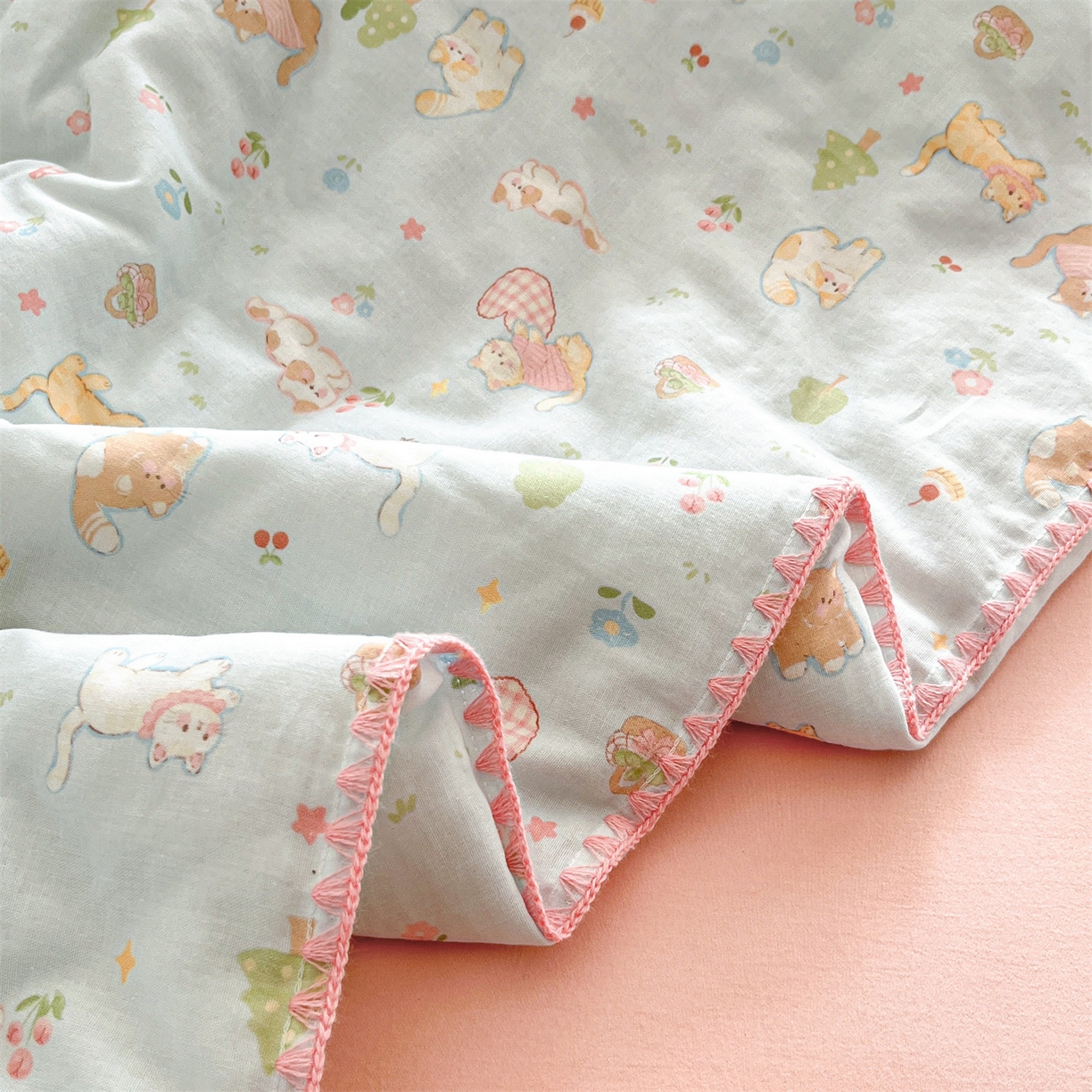 91家纺网 家纺一手货源 找家纺 盛秋家纺 2026新款三角针水洗棉贝壳边印花夏被系列 猫咪乐园+奶油粉