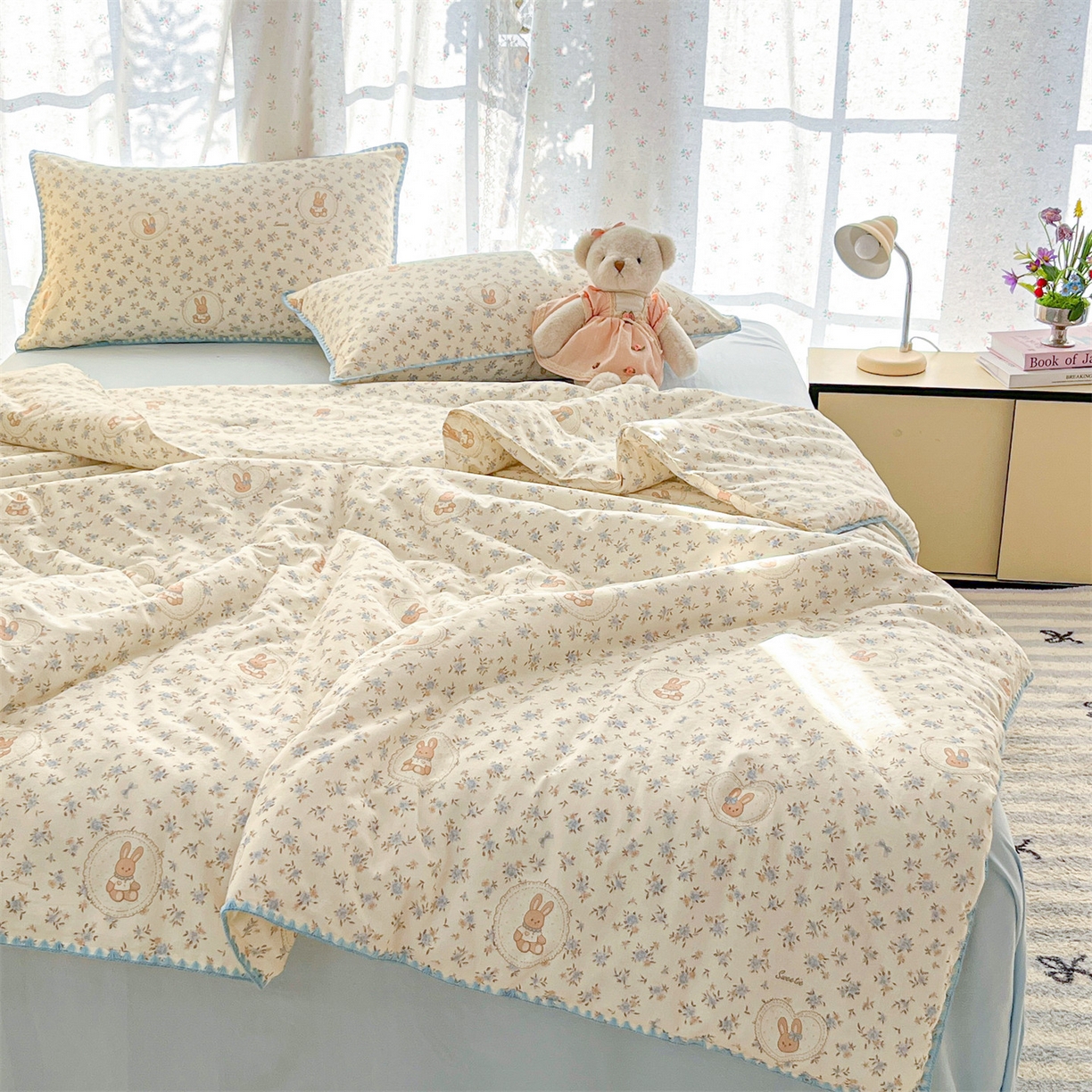 91家纺网 家纺一手货源 找家纺 盛秋家纺 2026新款三角针水洗棉贝壳边印花夏被系列 安妮小兔+天空蓝