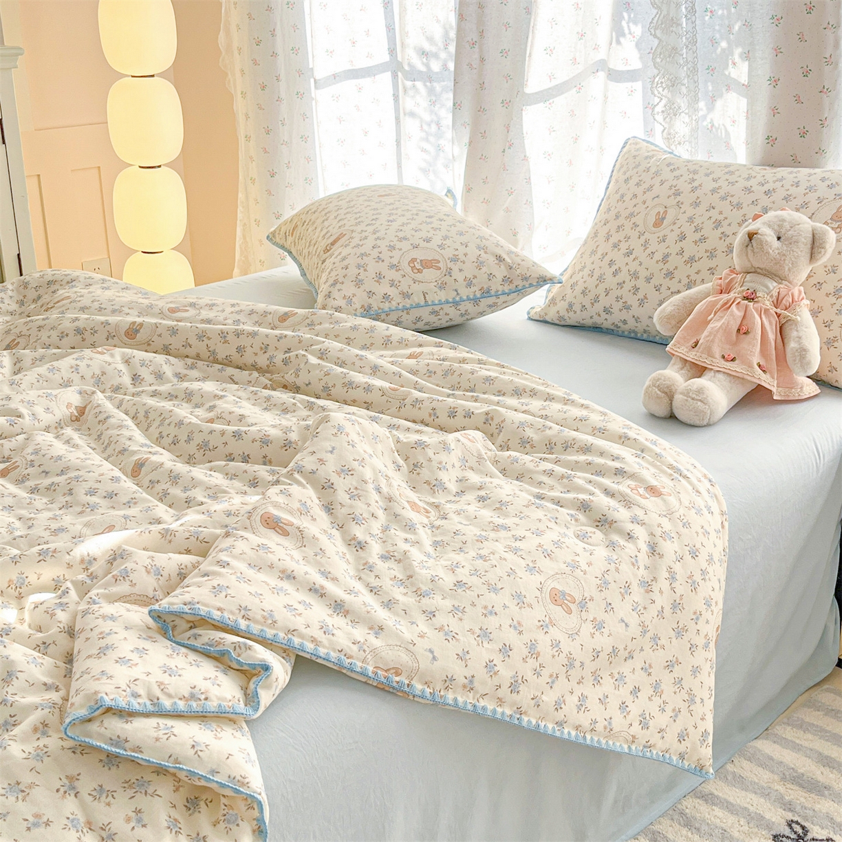 91家纺网 家纺一手货源 找家纺 盛秋家纺 2026新款三角针水洗棉贝壳边印花夏被系列 安妮小兔+天空蓝