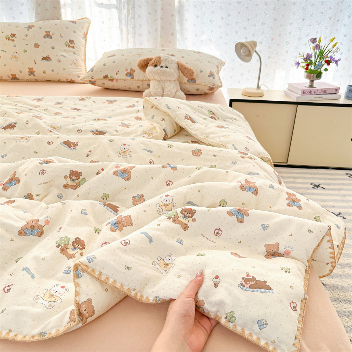 91家纺网 家纺一手货源 找家纺 盛秋家纺 2026新款三角针水洗棉贝壳边印花夏被系列 熊熊乐园+奶茶