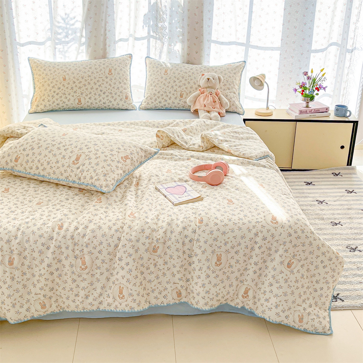 91家纺网 家纺一手货源 找家纺 盛秋家纺 2026新款三角针水洗棉贝壳边印花夏被系列 安妮小兔+天空蓝