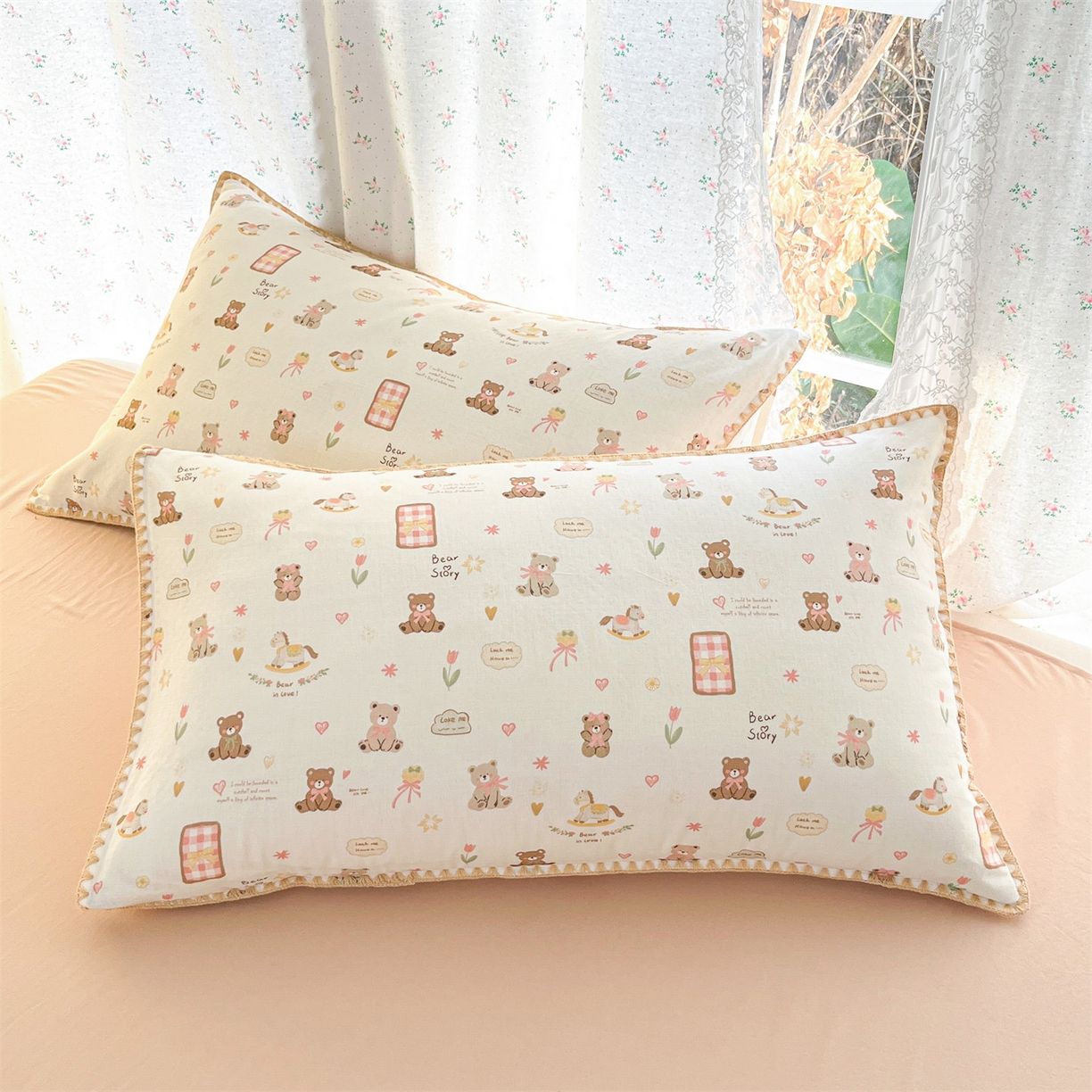 91家纺网 家纺一手货源 找家纺 盛秋家纺 2026新款三角针水洗棉贝壳边印花夏被系列 治愈小熊+奶茶