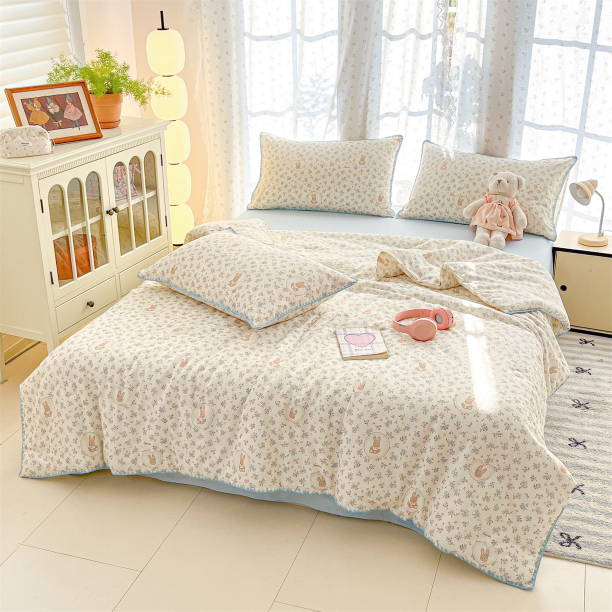 91家纺网 家纺一手货源 找家纺 盛秋家纺 2026新款三角针水洗棉贝壳边印花夏被系列 安妮小兔+天空蓝