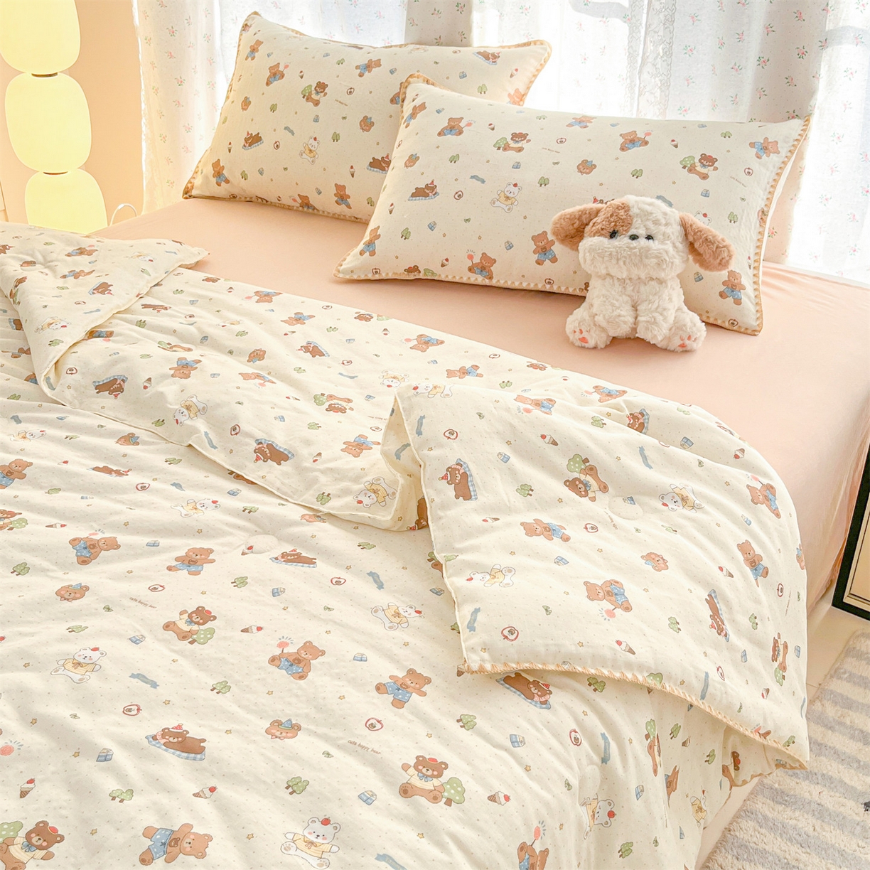 91家纺网 家纺一手货源 找家纺 盛秋家纺 2026新款三角针水洗棉贝壳边印花夏被系列 熊熊乐园+奶茶