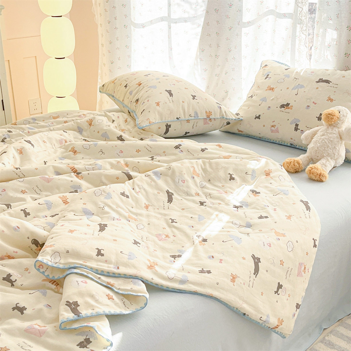 91家纺网 家纺一手货源 找家纺 盛秋家纺 2026新款三角针水洗棉贝壳边印花夏被系列 满山猫+天空蓝