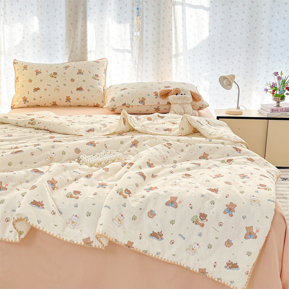 91家纺网 家纺一手货源 找家纺 盛秋家纺 2026新款三角针水洗棉贝壳边印花夏被系列 熊熊乐园+奶茶