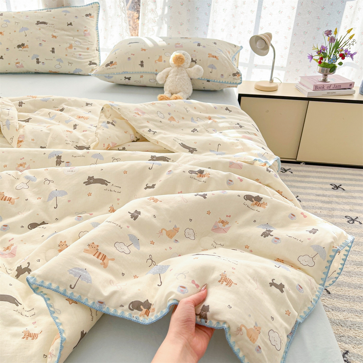 91家纺网 家纺一手货源 找家纺 盛秋家纺 2026新款三角针水洗棉贝壳边印花夏被系列 满山猫+天空蓝