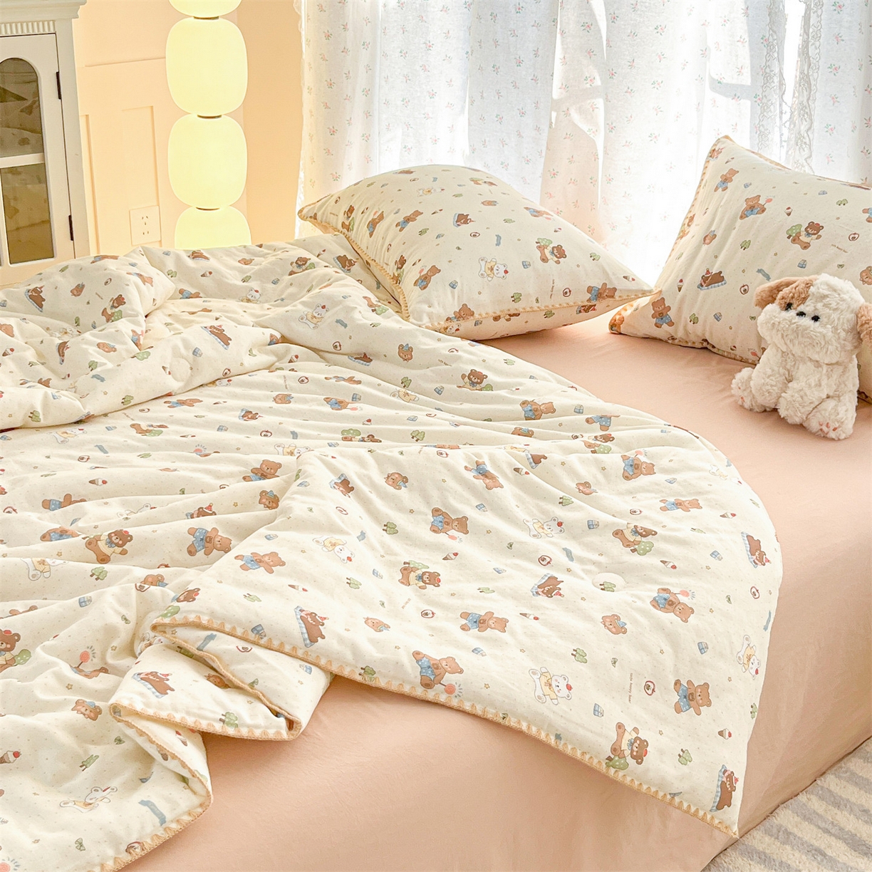 91家纺网 家纺一手货源 找家纺 盛秋家纺 2026新款三角针水洗棉贝壳边印花夏被系列 熊熊乐园+奶茶