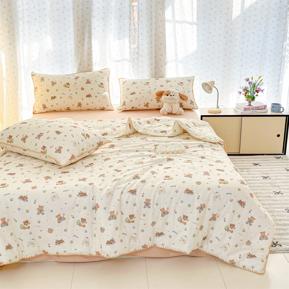 91家纺网 家纺一手货源 找家纺 盛秋家纺 2026新款三角针水洗棉贝壳边印花夏被系列 熊熊乐园+奶茶