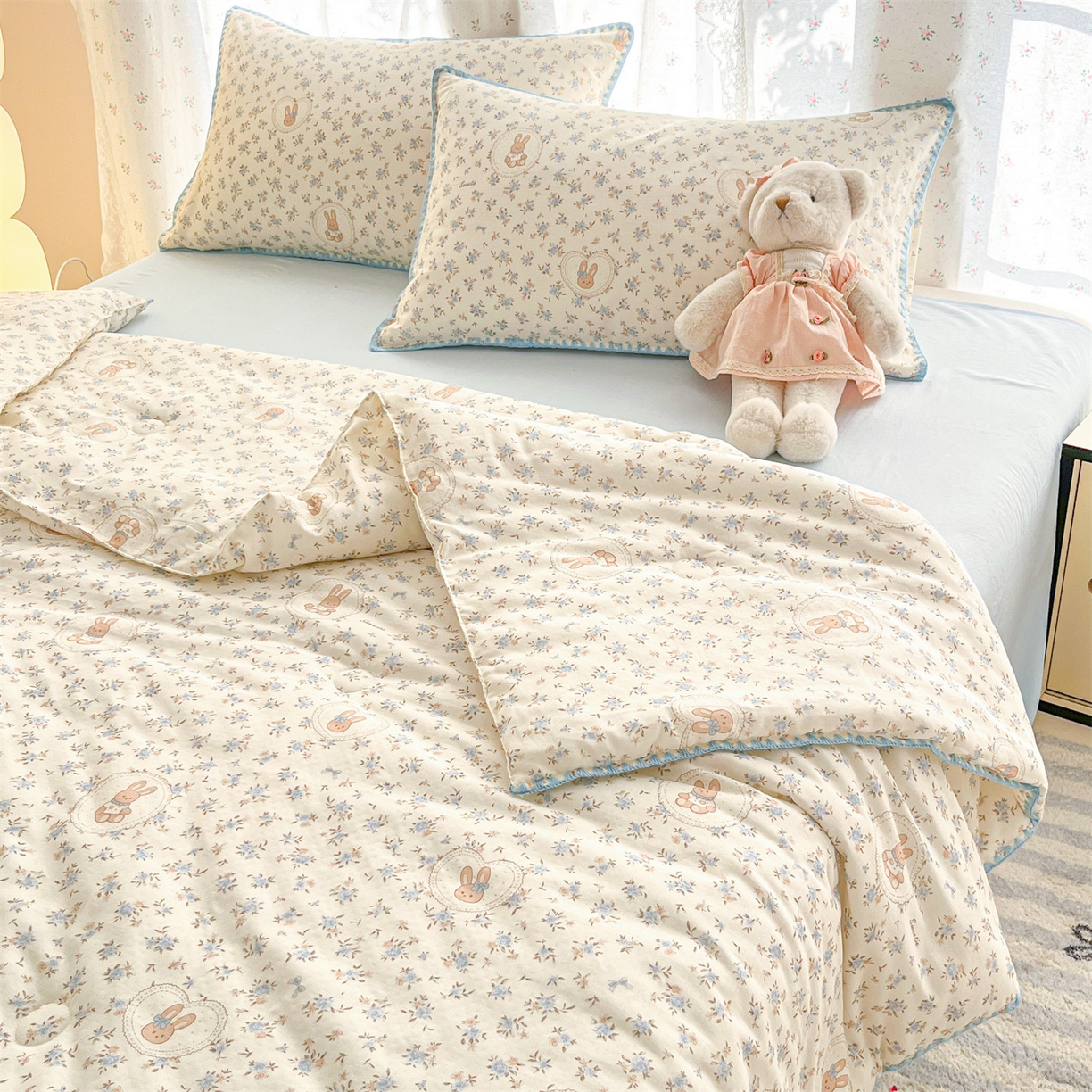 91家纺网 家纺一手货源 找家纺 盛秋家纺 2026新款三角针水洗棉贝壳边印花夏被系列 安妮小兔+天空蓝