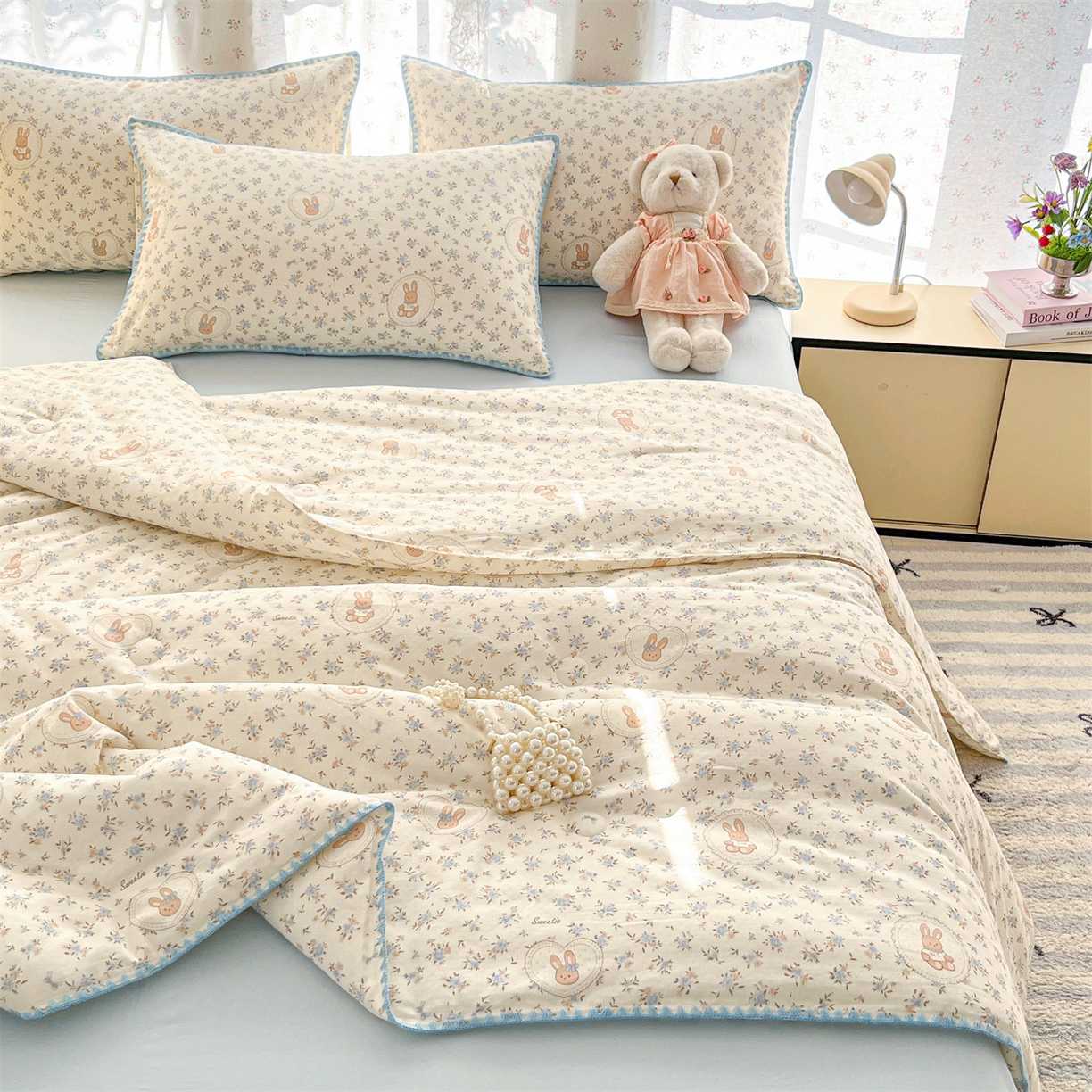 91家纺网 家纺一手货源 找家纺 盛秋家纺 2026新款三角针水洗棉贝壳边印花夏被系列 安妮小兔+天空蓝