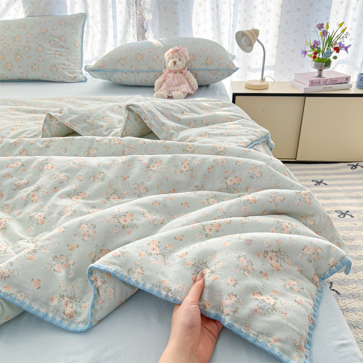 91家纺网 家纺一手货源 找家纺 盛秋家纺 2026新款三角针水洗棉贝壳边印花夏被系列 雨后花园+天空蓝