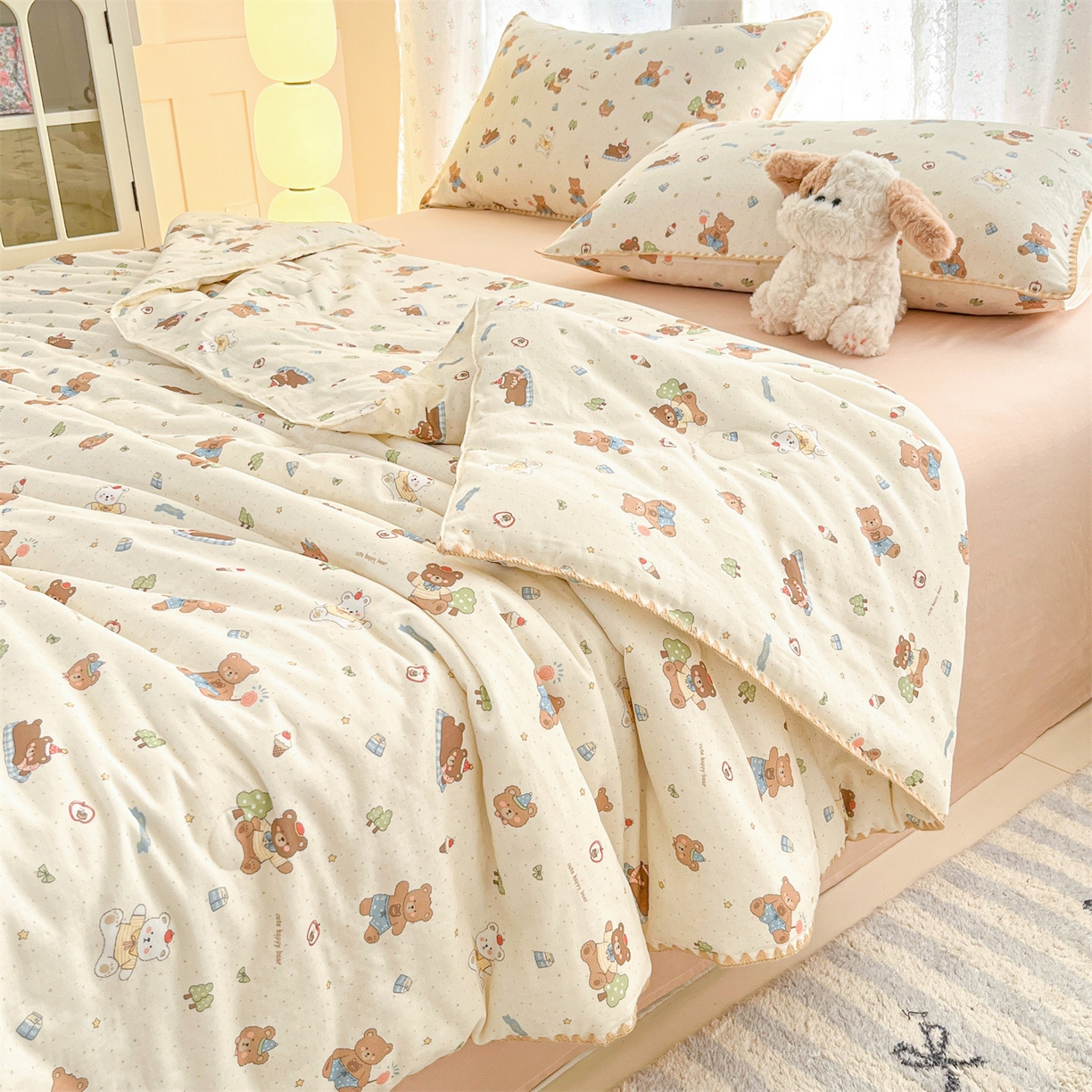 91家纺网 家纺一手货源 找家纺 盛秋家纺 2026新款三角针水洗棉贝壳边印花夏被系列 熊熊乐园+奶茶