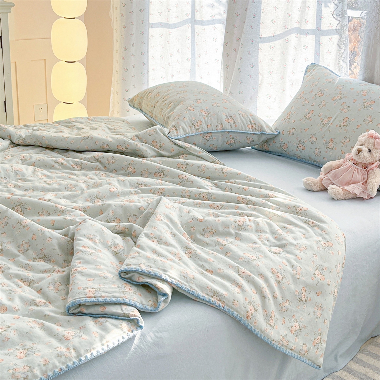 91家纺网 家纺一手货源 找家纺 盛秋家纺 2026新款三角针水洗棉贝壳边印花夏被系列 雨后花园+天空蓝