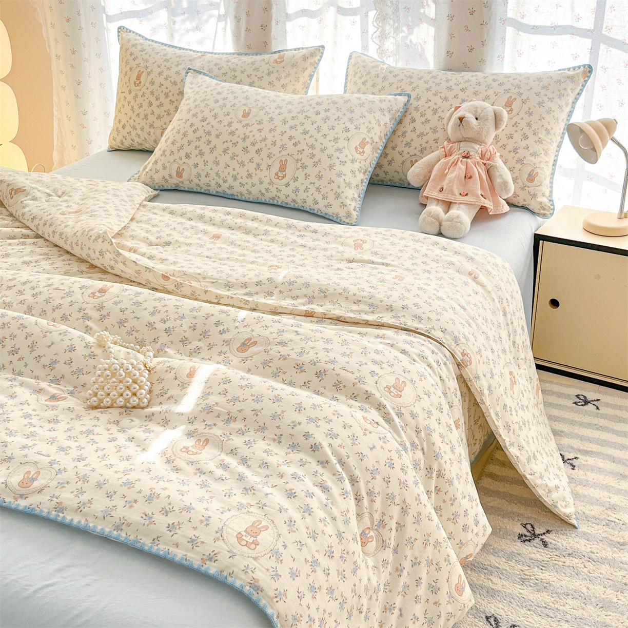 91家纺网 家纺一手货源 找家纺 盛秋家纺 2026新款三角针水洗棉贝壳边印花夏被系列 安妮小兔+天空蓝