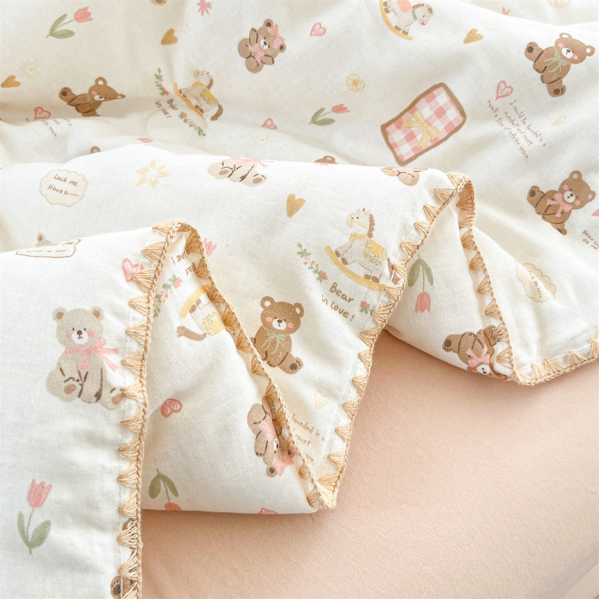 91家纺网 家纺一手货源 找家纺 盛秋家纺 2026新款三角针水洗棉贝壳边印花夏被系列 治愈小熊+奶茶